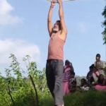 नदी की लहरों के बीच गोविंदा का गजब रोमांच, रस्सी के सहारे हवा में फूटी मटकी